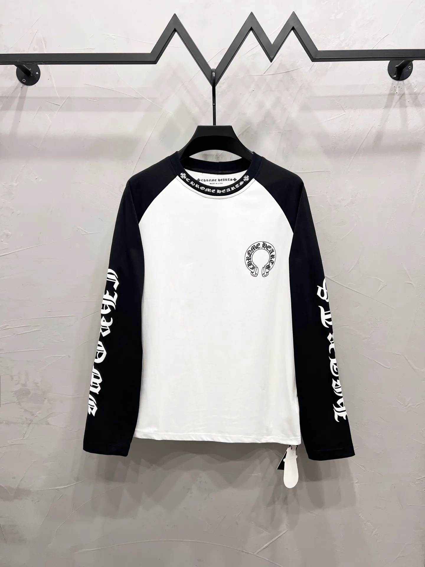 P140 Style number: YC41 Chrome Hearts 23ss Sanskrit horseshoe splicing printed popular long-sleeved T-shirt The fabric is custom-woven and dyed 32-woven 260g pure cotton single-sided reactive dyeing. The whole garment is printed using thermosetting ink materials and is printed by hand. The sleeves are printed using the original foaming process. The feel is not a single glue smooth effect and will have a frosted feel. Large quantities are in stock. Same style for men and women. Size: S M L XL
